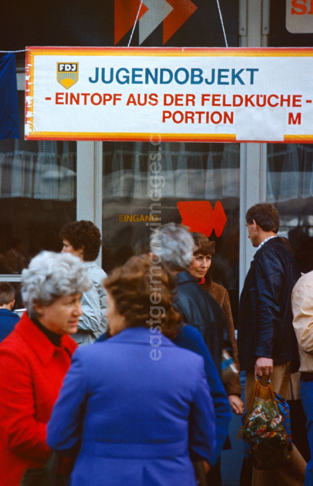 GDR photo archive: Berlin - Stand selling stew of the youth object at Alexanderplatz in East Berlin in the area of the former GDR, German Democratic Republic