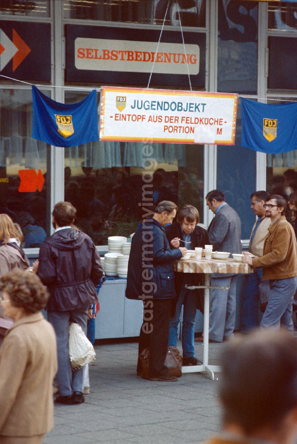 GDR picture archive: Berlin - Stand selling stew of the youth object at Alexanderplatz in East Berlin in the area of the former GDR, German Democratic Republic