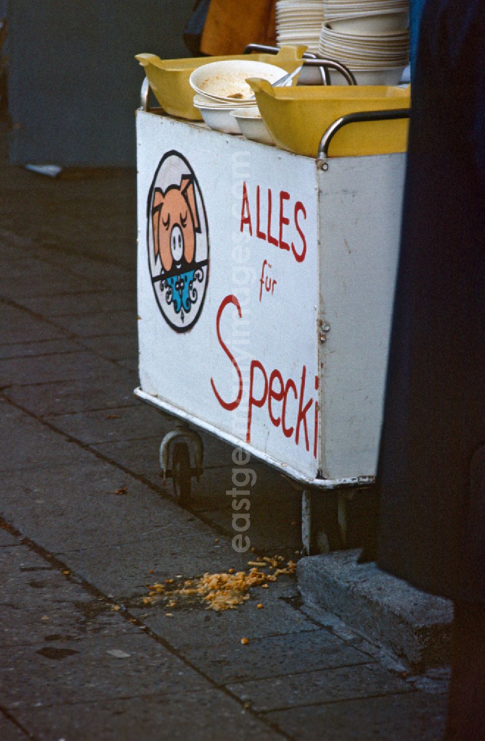 GDR image archive: Berlin - Stand selling stew from the youth center at Alexanderplatz in East Berlin in the area of the former GDR, German Democratic Republic. Bin for leftover food, labeled Everything for Specki and a drawing of a pig