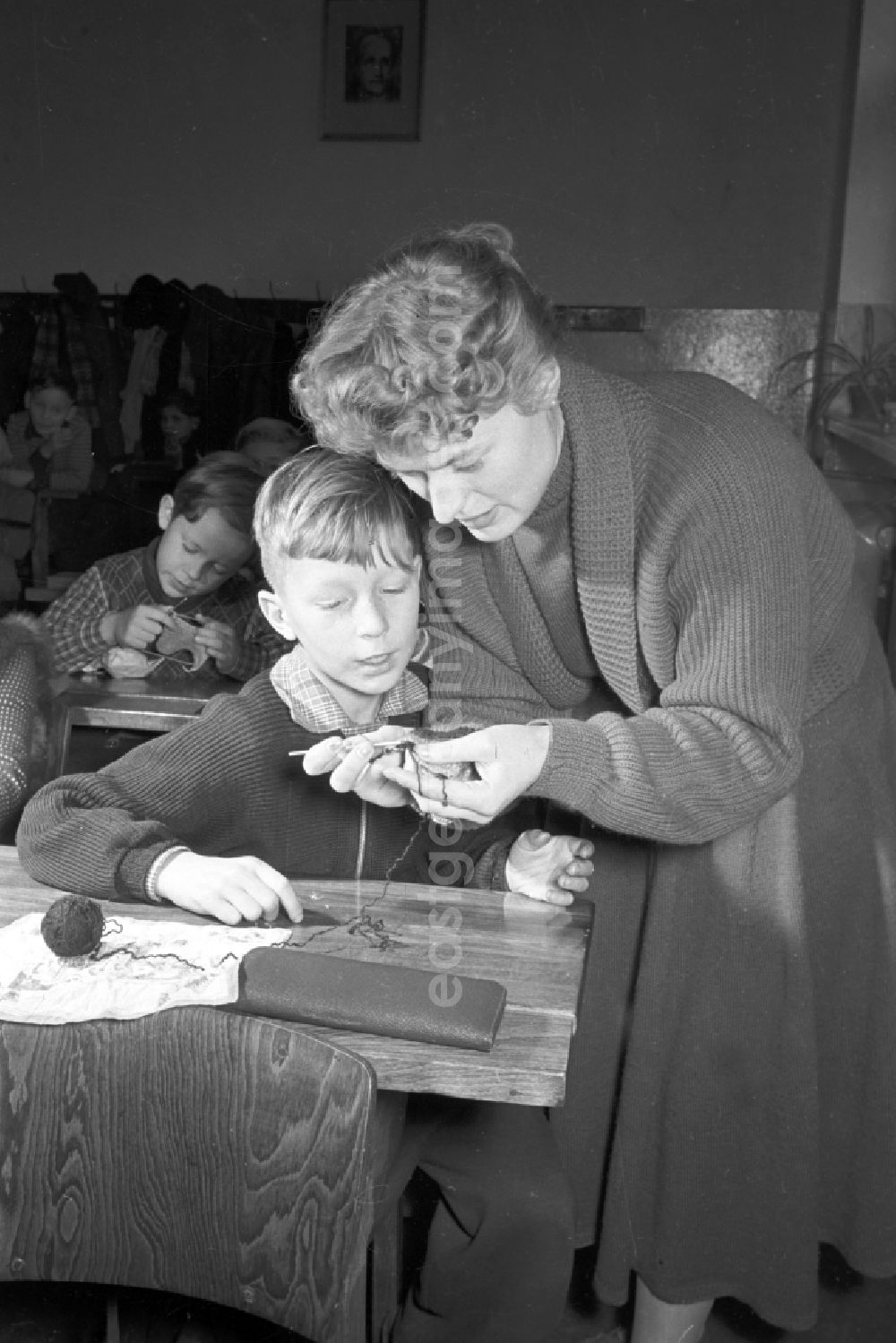 GDR picture archive: Berlin - Instruction of members of the Young Paramedics Working Group of a school in the Prenzlauer Berg district of East Berlin in the territory of the former GDR, German Democratic Republic