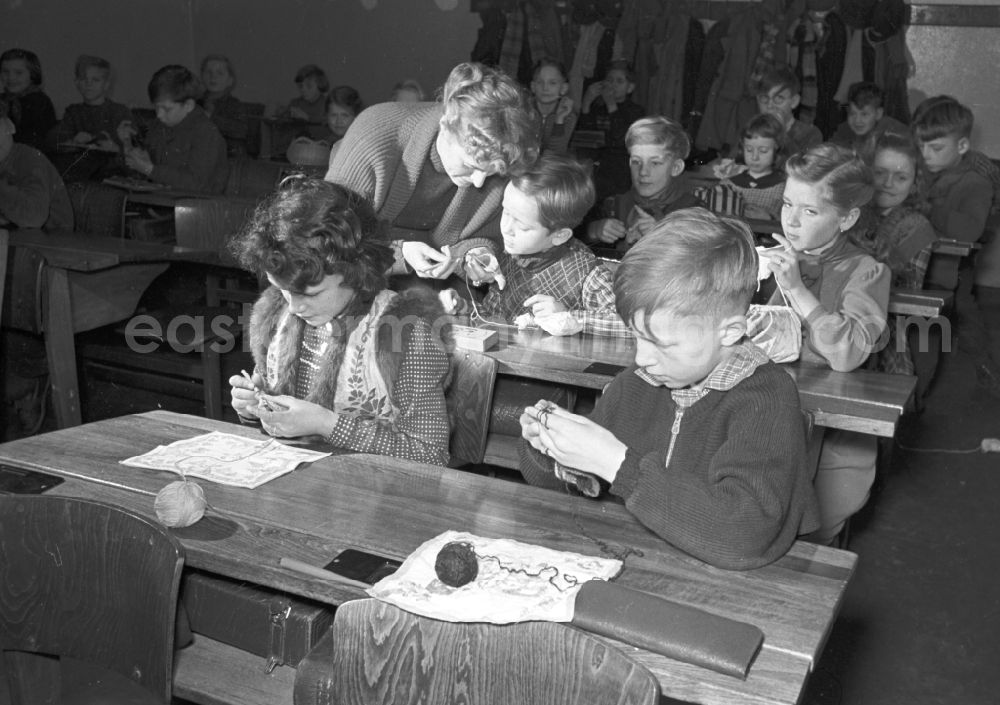 Berlin: Instruction of members of the Young Paramedics Working Group of a school in the Prenzlauer Berg district of East Berlin in the territory of the former GDR, German Democratic Republic