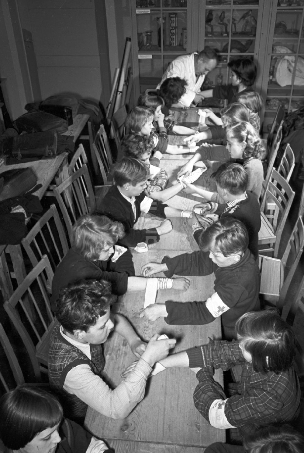 GDR image archive: Berlin - Instruction of members of the Young Paramedics Working Group of a school in the Prenzlauer Berg district of East Berlin in the territory of the former GDR, German Democratic Republic