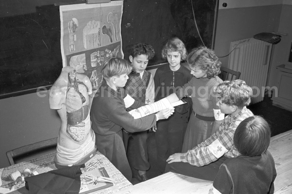 GDR photo archive: Berlin - Instruction of members of the Young Paramedics Working Group of a school in the Prenzlauer Berg district of East Berlin in the territory of the former GDR, German Democratic Republic