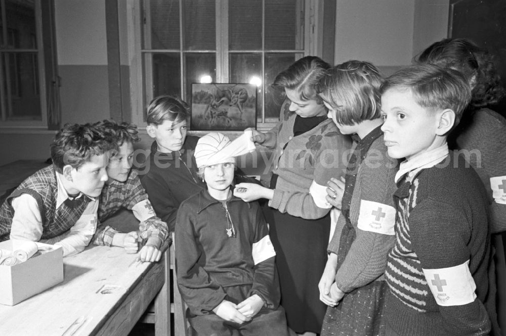 GDR picture archive: Berlin - Instruction of members of the Young Paramedics Working Group of a school in the Prenzlauer Berg district of East Berlin in the territory of the former GDR, German Democratic Republic