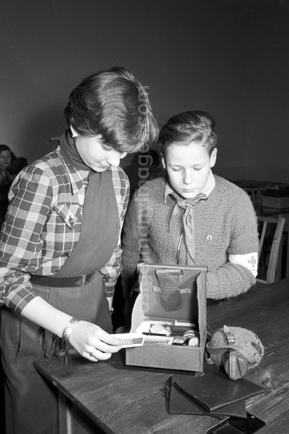 Berlin: Instruction of members of the Young Paramedics Working Group of a school in the Prenzlauer Berg district of East Berlin in the territory of the former GDR, German Democratic Republic