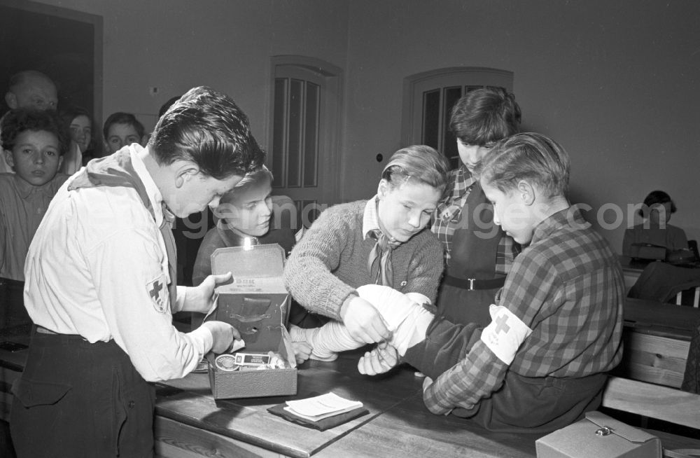 GDR image archive: Berlin - Instruction of members of the Young Paramedics Working Group of a school in the Prenzlauer Berg district of East Berlin in the territory of the former GDR, German Democratic Republic