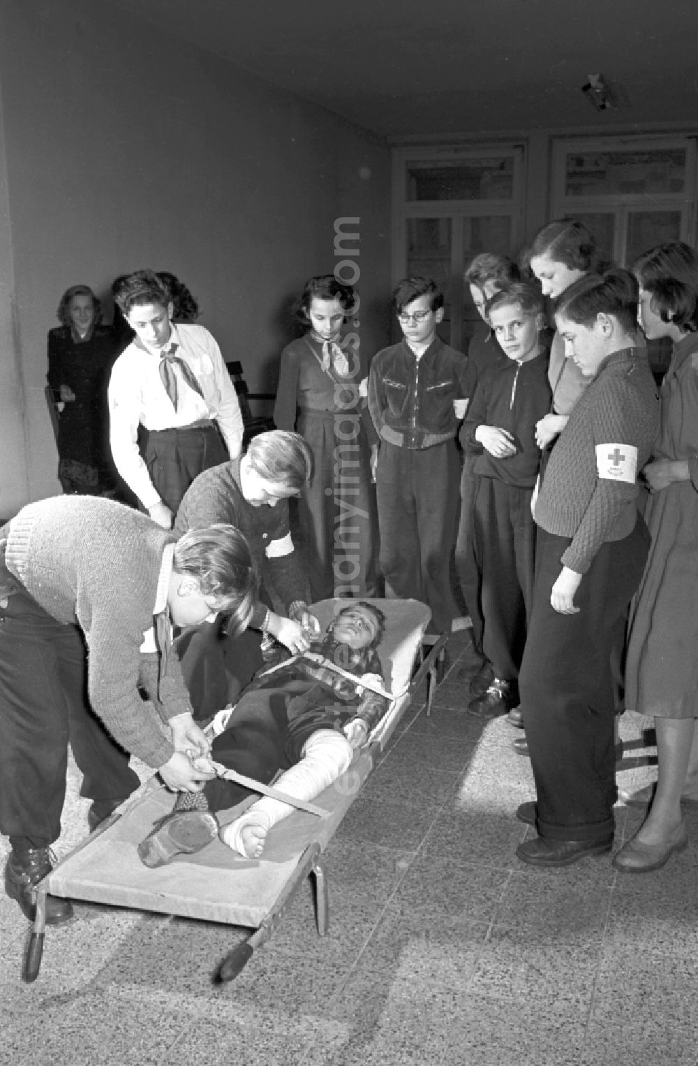 GDR photo archive: Berlin - Instruction of members of the Young Paramedics Working Group of a school in the Prenzlauer Berg district of East Berlin in the territory of the former GDR, German Democratic Republic