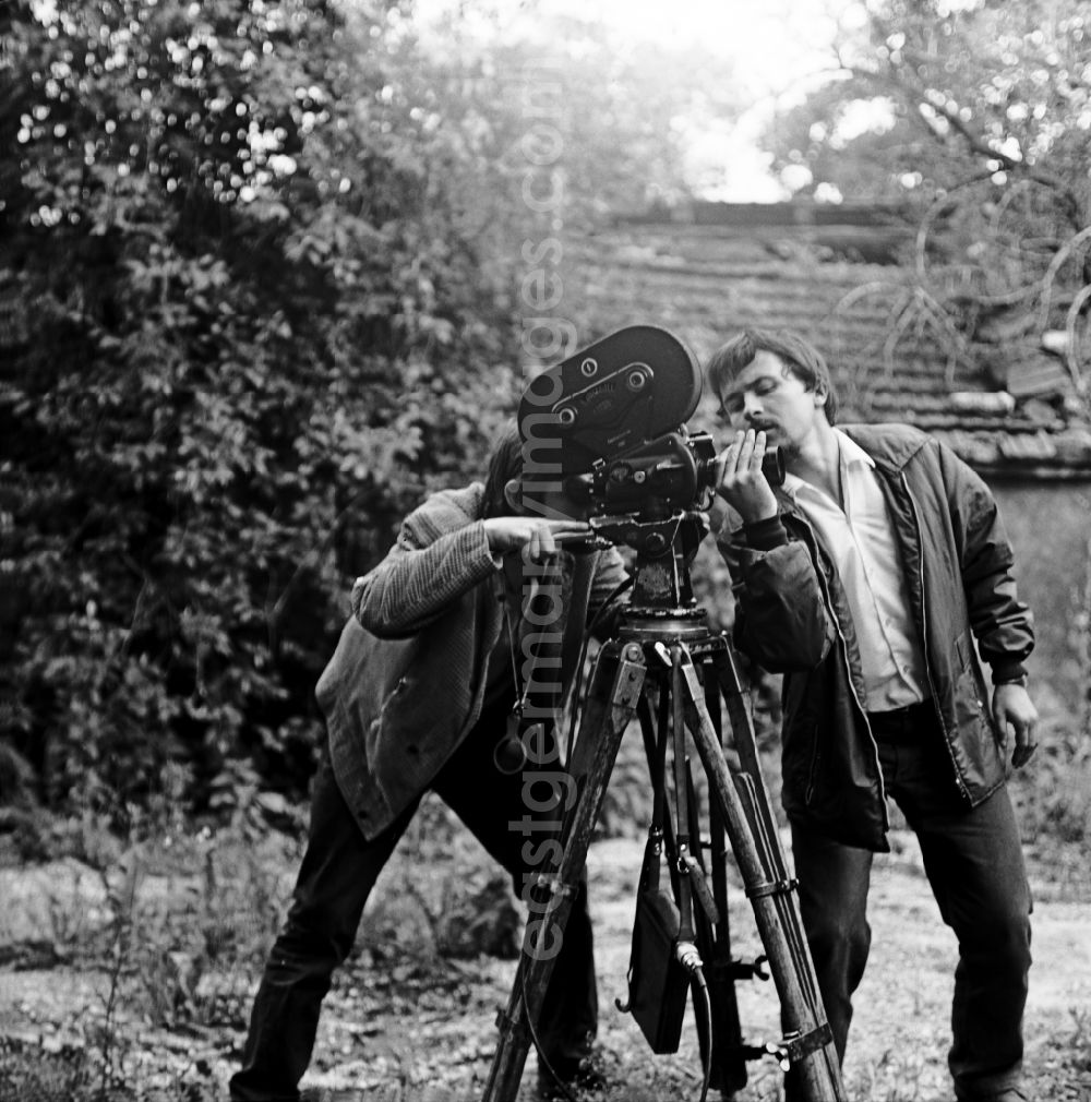 Schleife: Cameraman Franz Ritschel during recording and filming of Struga - Pictures of a Landscape on the road Waldrand in Schleife, Saxony in the area of the former GDR, German Democratic Republic