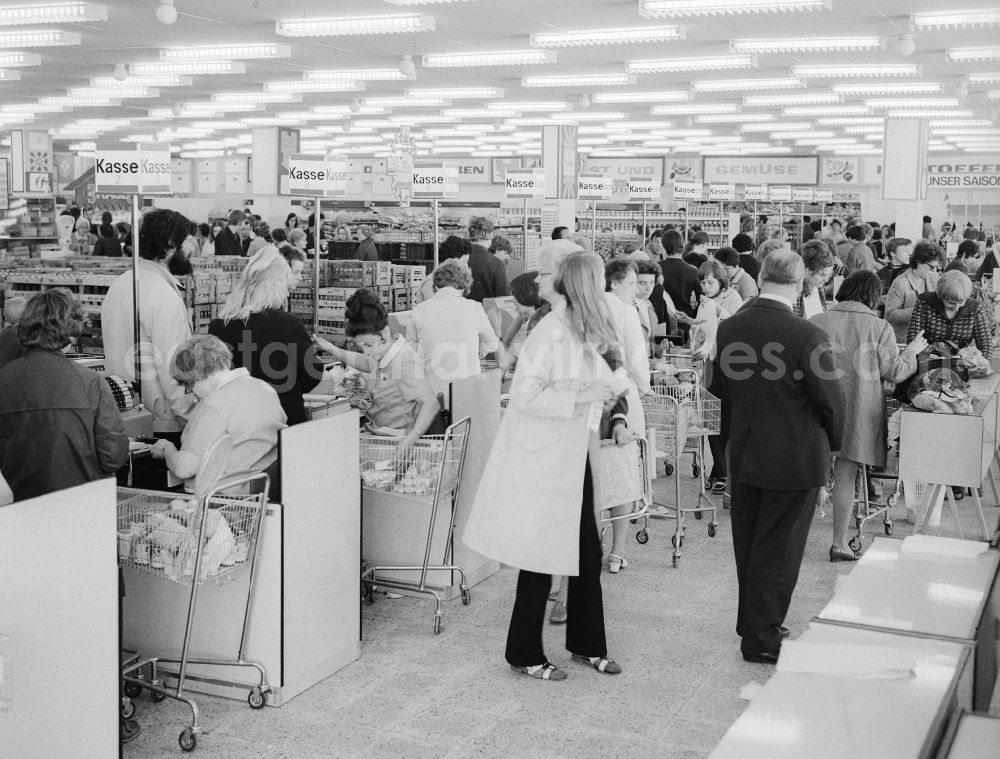 GDR image archive: Berlin - Reges Treiben an den Kassen der Kaufhalle in der Dolgenseestraße in Berlin-Lichtenberg.