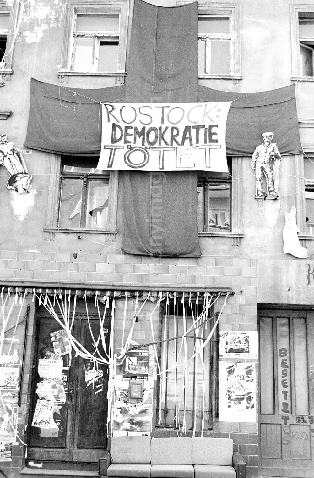 GDR image archive: Berlin - Kastanienallee 85 Besetzerprotest gegen Rostock 07.