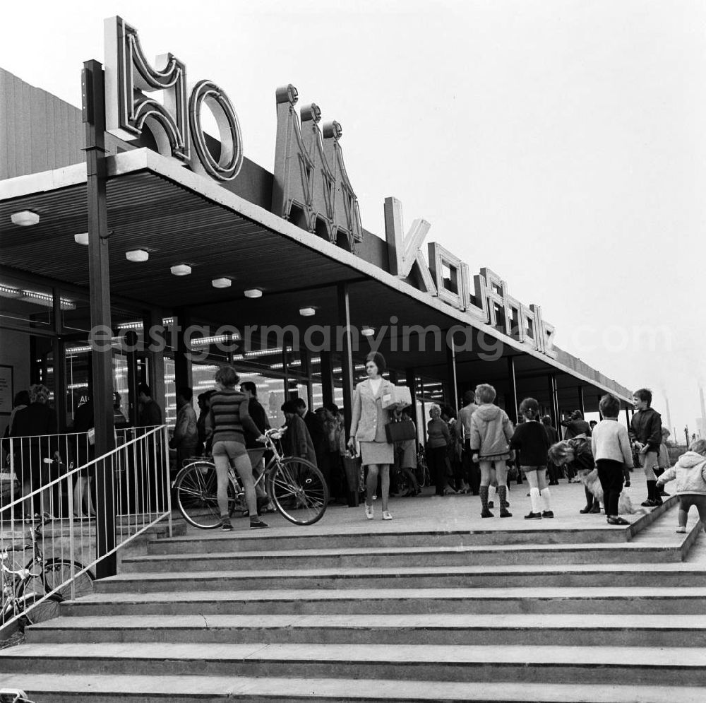 Berlin: Moderne Kaufhalle in Lichtenberg / Dolgenseestrasse. Große Auswahl und zufriedene Kunden in einer HO-Verkaufsstelle der frühen siebziger Jahre. Im Bild: Der Eingangsbereich mit Schlange.