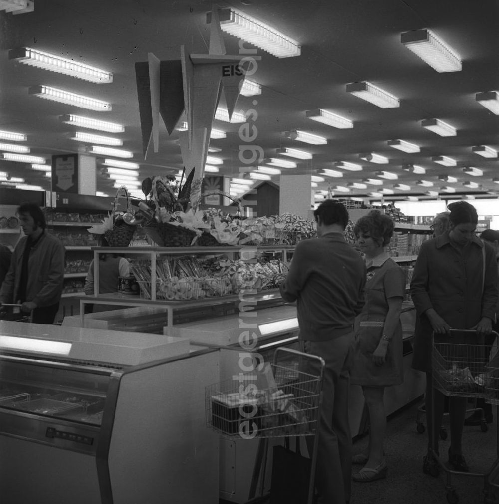 GDR image archive: Berlin - Moderne Kaufhalle in Lichtenberg / Dolgenseestrasse. Große Auswahl und zufriedene Kunden in einer HO-Verkaufsstelle der frühen siebziger Jahre. Im Bild: Kundenberatung in der Abteilung Tiefkühlkost.