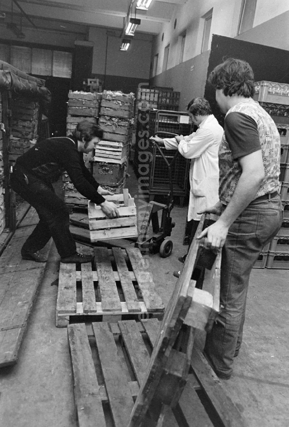 Berlin: Salesperson at the goods acceptance point in the Kaufhalle shopping center on Schoenhauser Allee in the Pankow district of Berlin, East Berlin, in the territory of the former GDR, German Democratic Republic