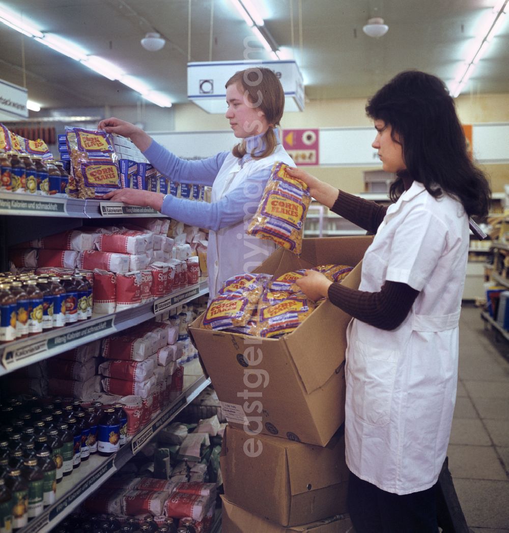 GDR picture archive: Berlin - Mall shopping center with shelves filled with healthy food on street Spandauer Strasse in Berlin Eastberlin on the territory of the former GDR, German Democratic Republic