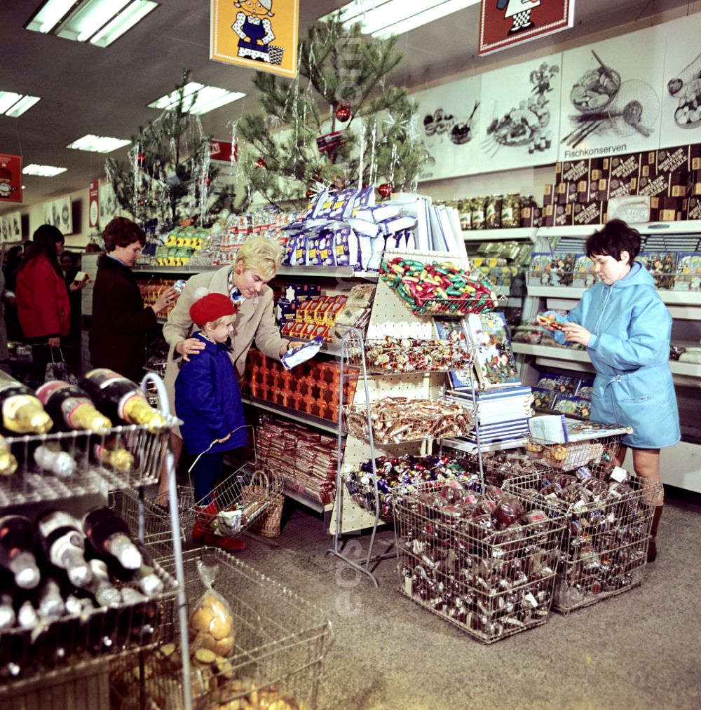 GDR picture archive: Berlin - Mall shopping center with shelf offers for Christmas time on street Spandauer Strasse in the district Mitte in Berlin Eastberlin on the territory of the former GDR, German Democratic Republic