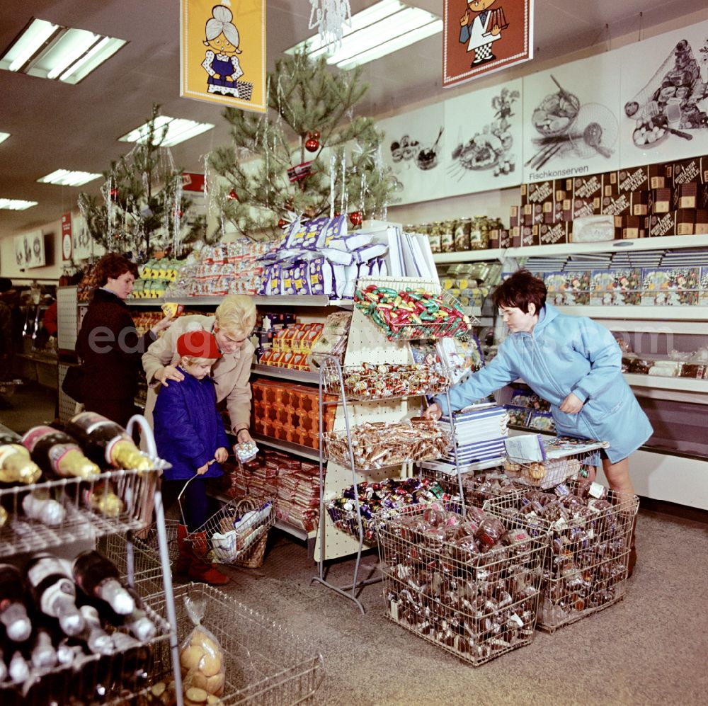 GDR image archive: Berlin - Mall shopping center with shelf offers for Christmas time on street Spandauer Strasse in the district Mitte in Berlin Eastberlin on the territory of the former GDR, German Democratic Republic