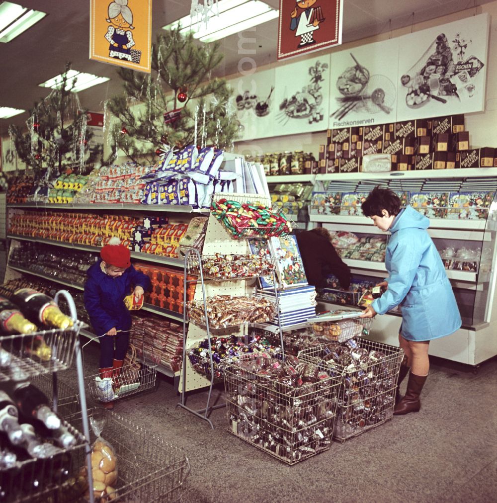 GDR photo archive: Berlin - Mall shopping center with shelf offers for Christmas time on street Spandauer Strasse in the district Mitte in Berlin Eastberlin on the territory of the former GDR, German Democratic Republic