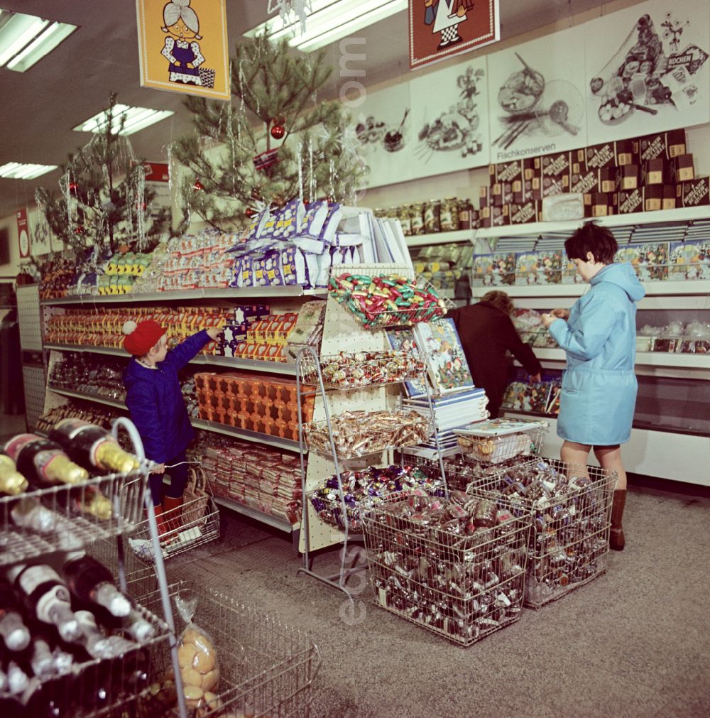 GDR picture archive: Berlin - Mall shopping center with shelf offers for Christmas time on street Spandauer Strasse in the district Mitte in Berlin Eastberlin on the territory of the former GDR, German Democratic Republic