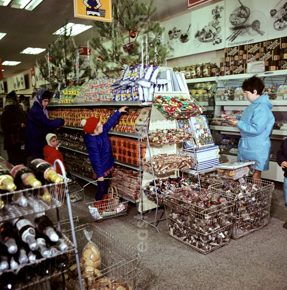 Berlin: Mall shopping center with shelf offers for Christmas time on street Spandauer Strasse in the district Mitte in Berlin Eastberlin on the territory of the former GDR, German Democratic Republic