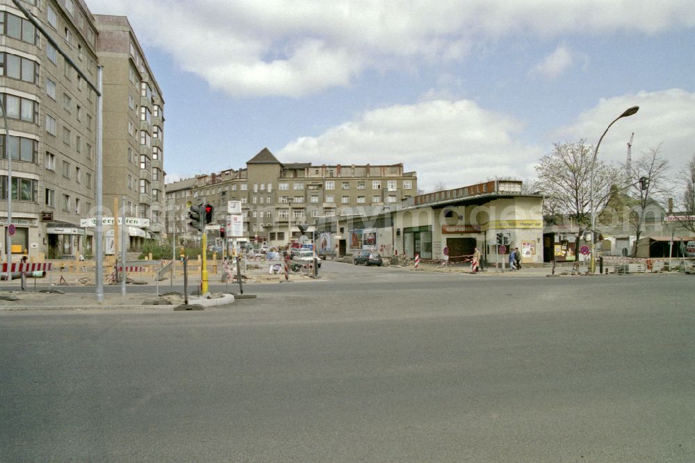 GDR image archive: Berlin - Shopping center of the Kaufhalle of the Ringbahnhalle on Frankfurter Allee corner Pettenkofer Strasse in the district of Friedrichshain in Berlin East Berlin in the territory of the former GDR, German Democratic Republic