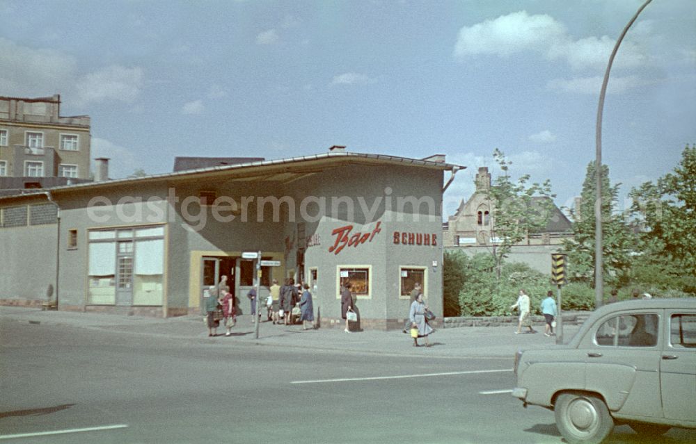 GDR image archive: Berlin - Shopping center of the Kaufhalle of the Ringbahnhalle on Frankfurter Allee corner Pettenkofer Strasse in the district of Friedrichshain in Berlin East Berlin in the territory of the former GDR, German Democratic Republic