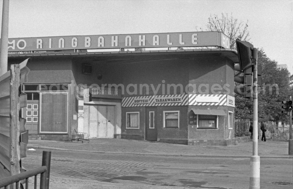 GDR photo archive: Berlin - Shopping center of the Kaufhalle of the Ringbahnhalle on Frankfurter Allee corner Pettenkofer Strasse in the district of Friedrichshain in Berlin East Berlin in the territory of the former GDR, German Democratic Republic