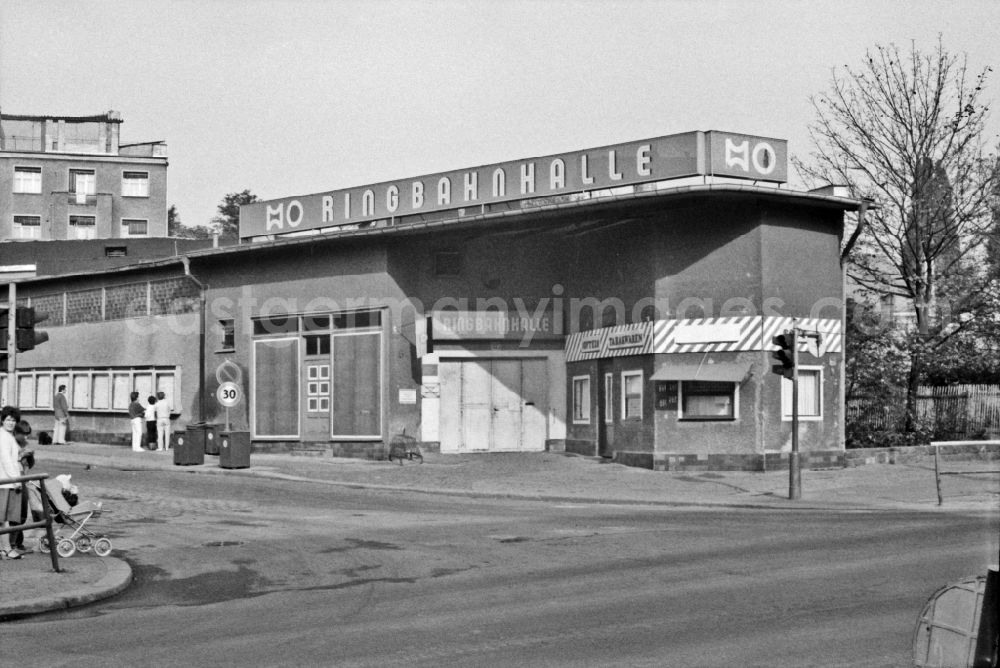 GDR picture archive: Berlin - Shopping center of the Kaufhalle of the Ringbahnhalle on Frankfurter Allee corner Pettenkofer Strasse in the district of Friedrichshain in Berlin East Berlin in the territory of the former GDR, German Democratic Republic