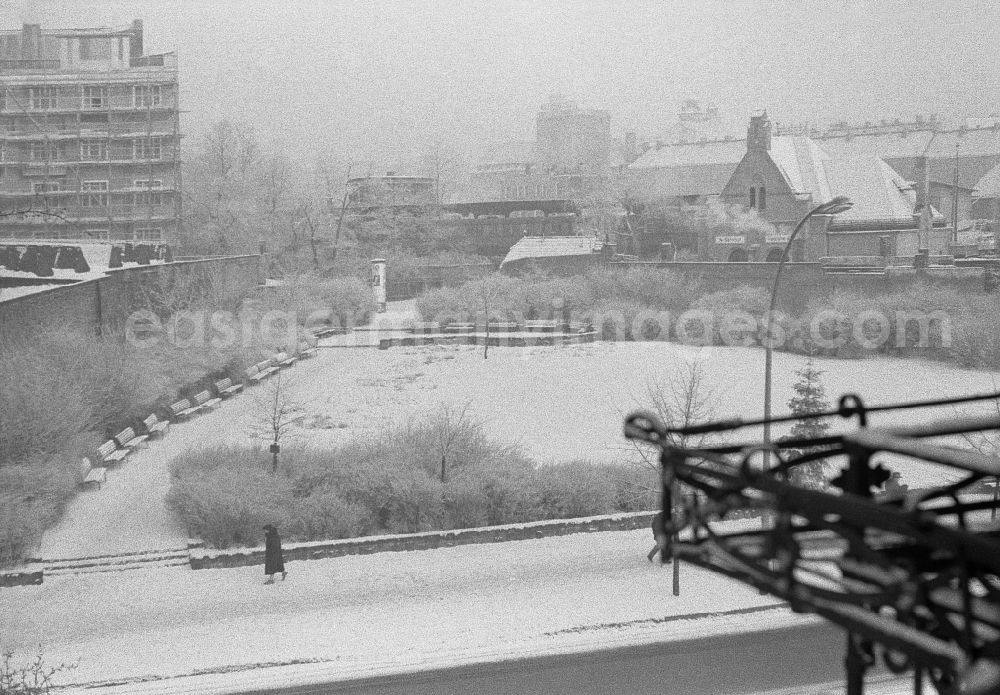 GDR picture archive: Berlin - Shopping center of the Kaufhalle of the Ringbahnhalle on Frankfurter Allee corner Pettenkofer Strasse in the district of Friedrichshain in Berlin East Berlin in the territory of the former GDR, German Democratic Republic