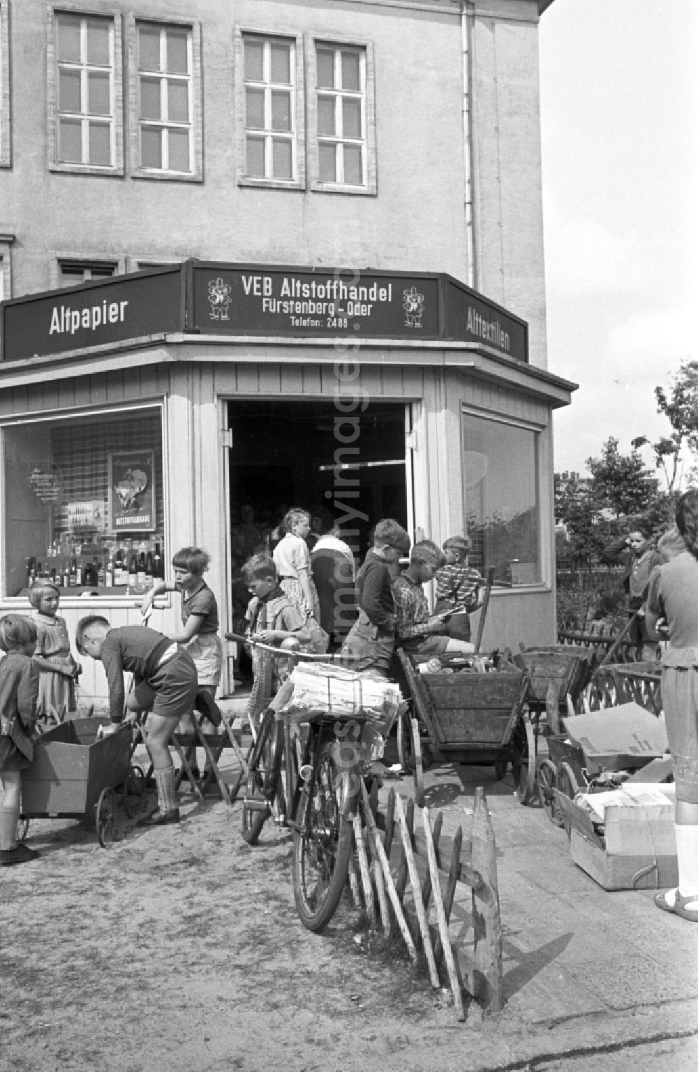 Eisenhüttenstadt (Stalinstadt): Children handing in waste materials, waste paper, bottles and gases as secondary raw materials for collection at the state-run SERO collection points in Fuerstenberg-Oder (Eisenhuettenstadt), Brandenburg in the area of the former GDR, German Democratic Republic