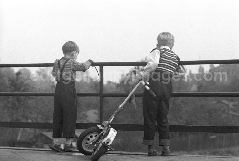 GDR image archive: Leipzig - Zwei Jungen stehen auf einer Brücke in Leipzig und schauen in die Tiefe.