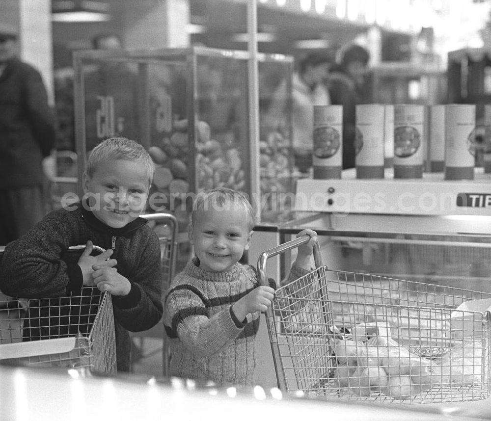 GDR photo archive: Rostock - Jungen mit Einkaufswagen lächeln in die Kamera in der HO Kaufhalle im Ortsteil Lütten Klein in Rostock. Eröffnung am 04.