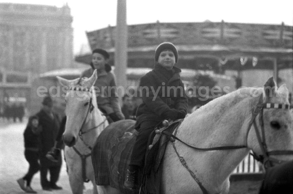 GDR photo archive: Berlin - Kinder beim Reiten auf dem Berliner Weihnachtsmarkt.