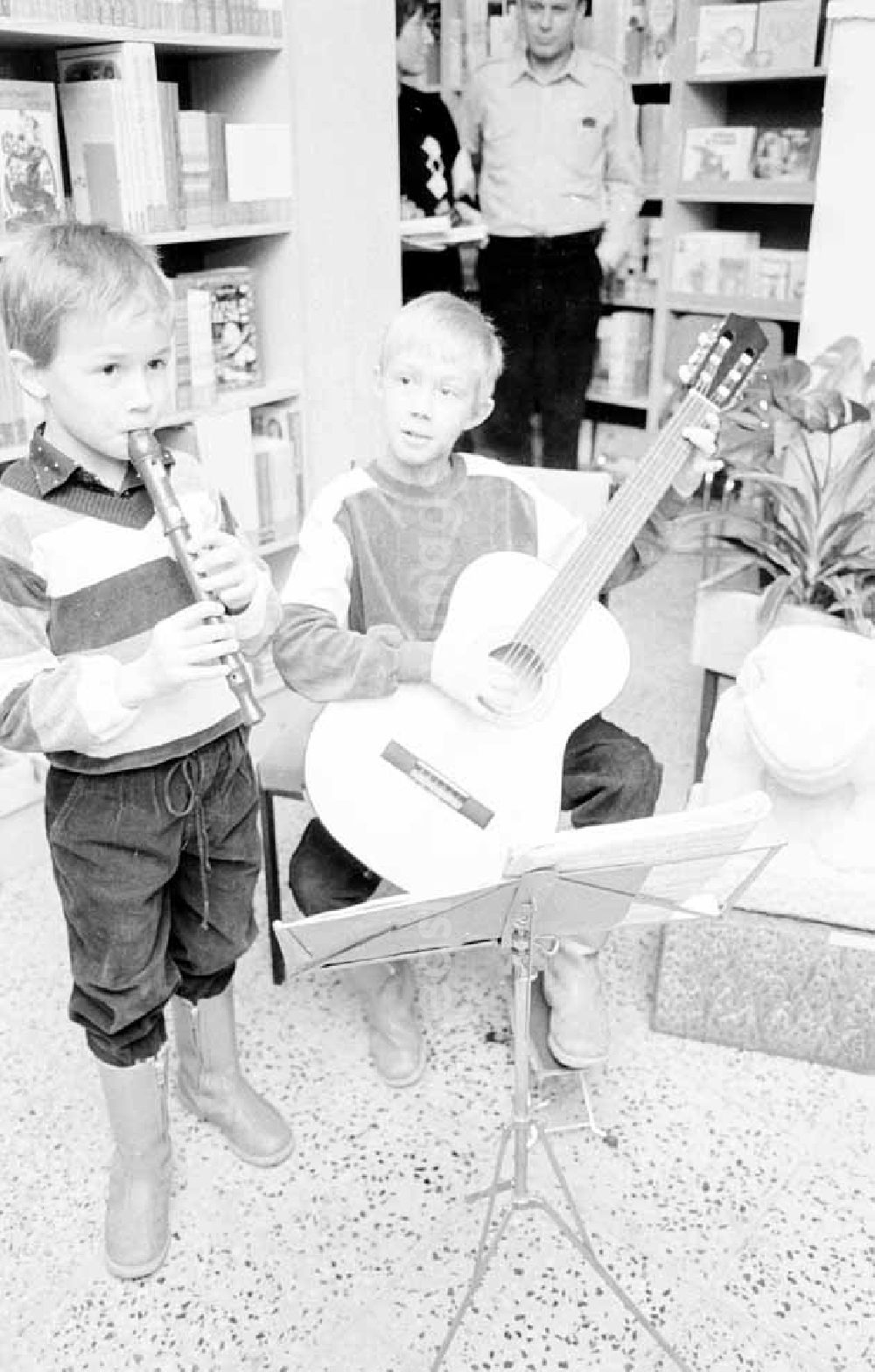 Berlin: 14.12.1987 Kinderbibliothek Hagenower-Ring Berlin