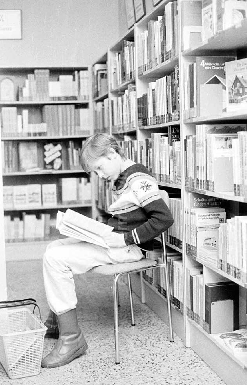 GDR image archive: Berlin - 14.12.1987 Kinderbibliothek Hagenower-Ring Berlin