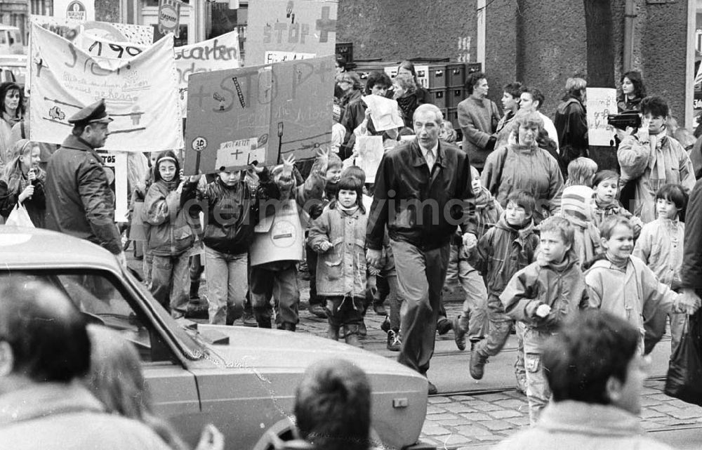 GDR image archive: Berlin - Kinderdemonstration für eine Ampel in der Scharnweberstraße 12.02.92 Lange Umschlag 1992-6