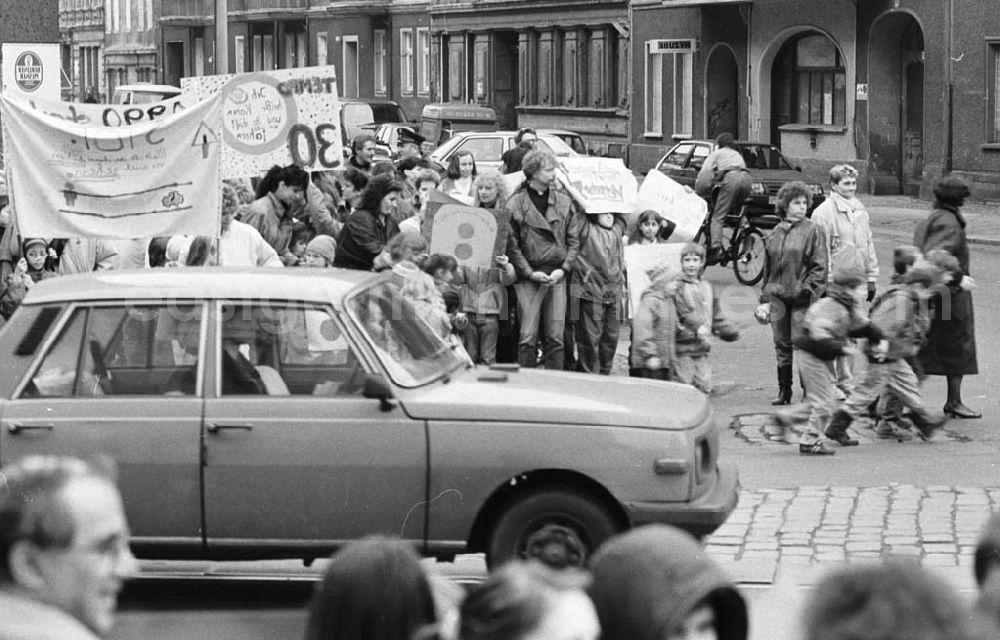 GDR picture archive: Berlin - Kinderdemonstration für eine Ampel in der Scharnweberstraße 12.02.92 Lange Umschlag 1992-6