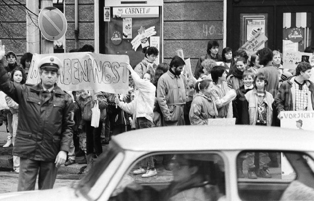 GDR picture archive: Berlin - Kinderdemonstration für eine Ampel in der Scharnweberstraße 12.02.92 Lange Umschlag 1992-6