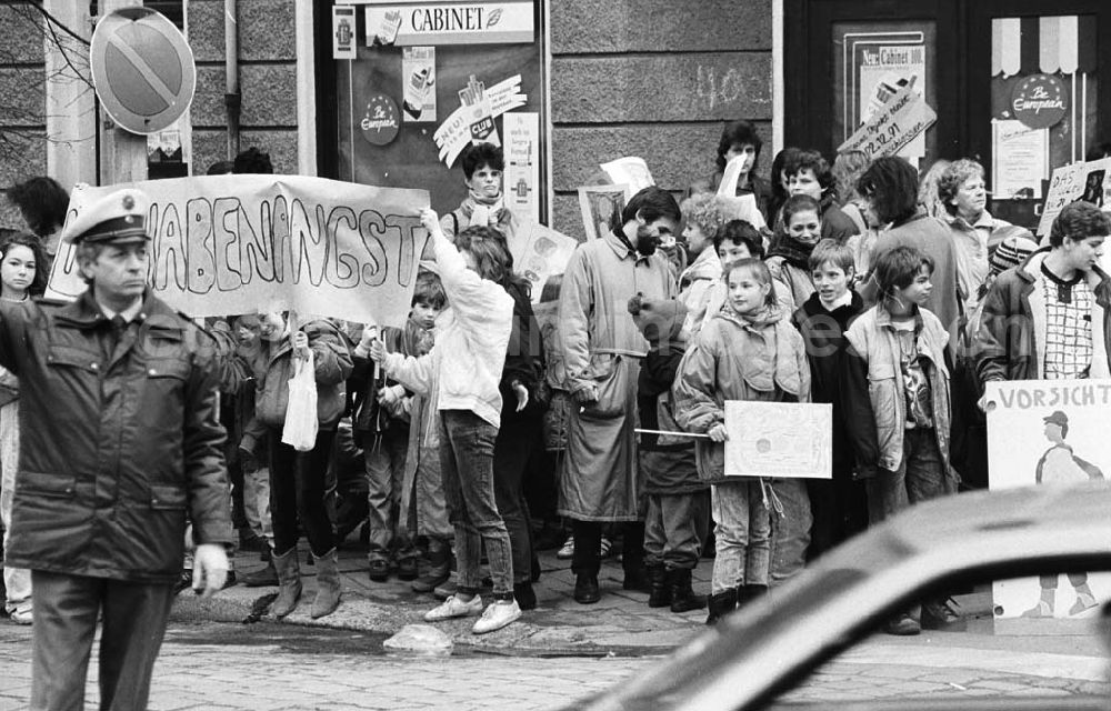 Berlin: Kinderdemonstration für eine Ampel in der Scharnweberstraße 12.02.92 Lange Umschlag 1992-6