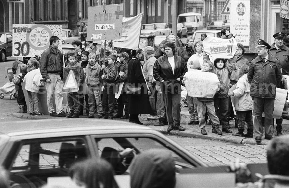 GDR picture archive: Berlin - Kinderdemonstration für eine Ampel in der Scharnweberstraße 12.02.92 Lange Umschlag 1992-6