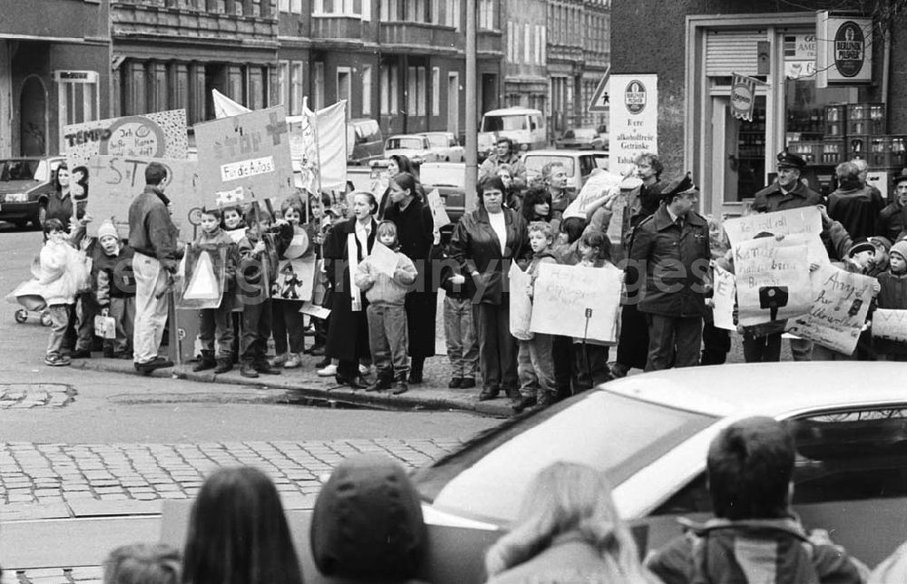 Berlin: Kinderdemonstration für eine Ampel in der Scharnweberstraße 12.02.92 Lange Umschlag 1992-6