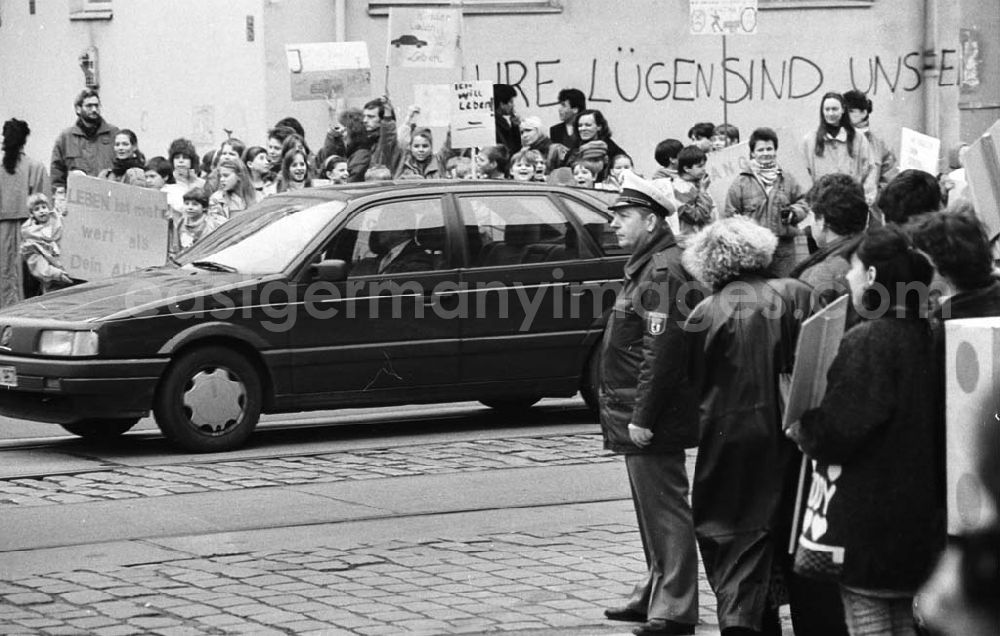 GDR picture archive: Berlin - Kinderdemonstration für eine Ampel in der Scharnweberstraße 12.02.92 Lange Umschlag 1992-6