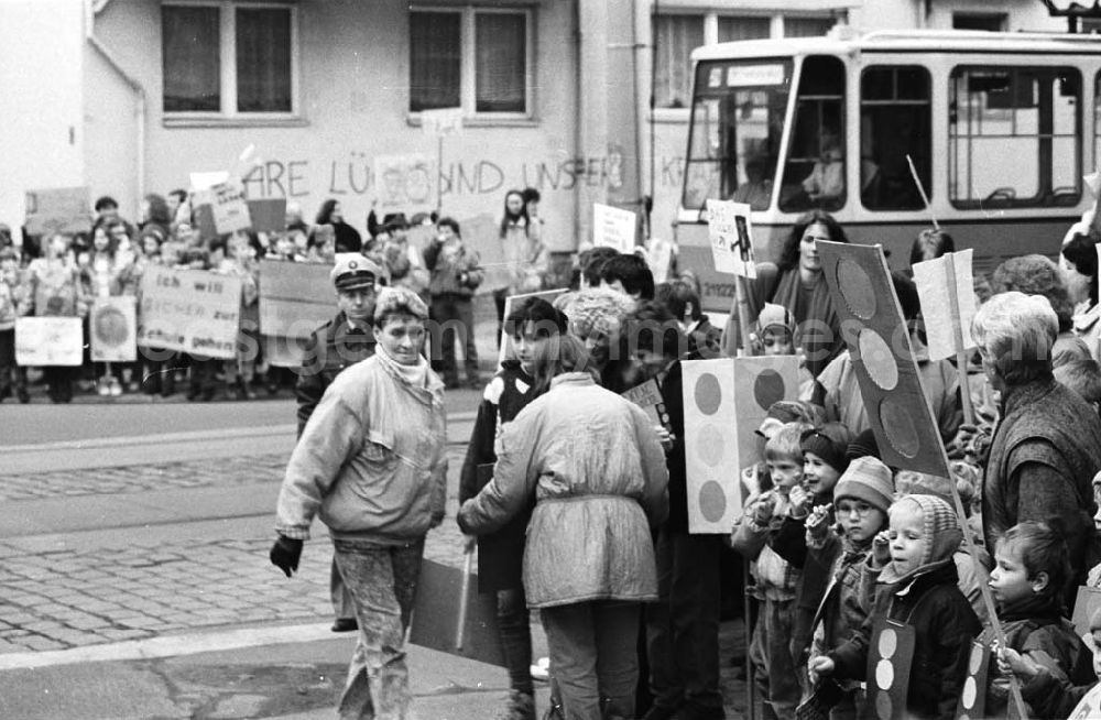 Berlin: Kinderdemonstration für eine Ampel in der Scharnweberstraße 12.02.92 Lange Umschlag 1992-6