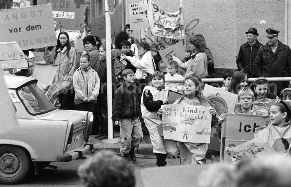 GDR picture archive: Berlin - Kinderdemonstration für eine Ampel in der Scharnweberstraße 12.02.92 Lange Umschlag 1992-6