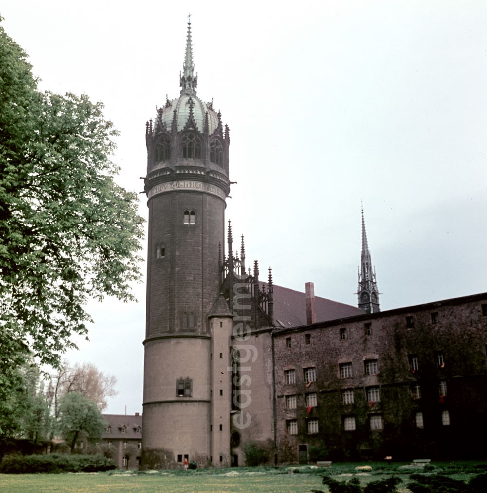 GDR image archive: Lutherstadt Wittenberg - Castle Church of All Saints on the Castle Square in Lutherstadt Wittenberg, Saxony-Anhalt in the territory of the former GDR, German Democratic Republic