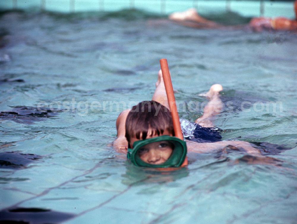 GDR image archive: Berlin - Little boy diving with goggles and snorkel in an outdoor swimming pool on Wolfshagener Strasse in the Pankow district of Berlin, East Berlin in the territory of the former GDR, German Democratic Republic