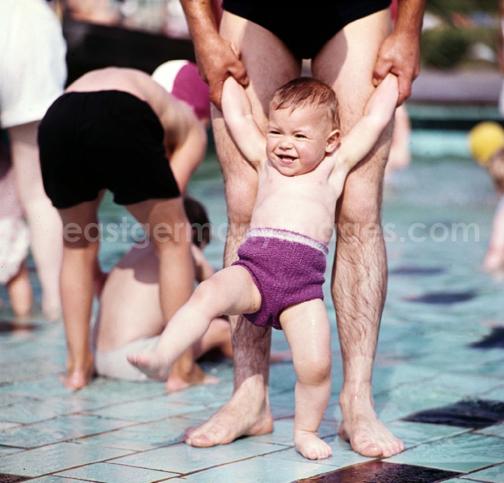 GDR picture archive: Berlin - Little boy in an outdoor swimming pool on Wolfshagener Strasse in the Pankow district of Berlin, East Berlin, in the territory of the former GDR, German Democratic Republic