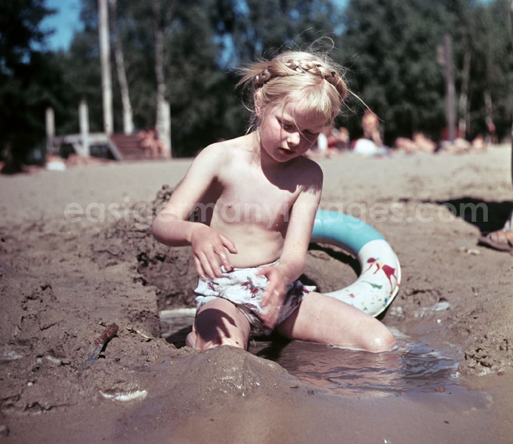 GDR picture archive: Berlin - Little girl plays by the water in a lido on the street Sportpromenade in Berlin East Berlin in the territory of the former GDR, German Democratic Republic