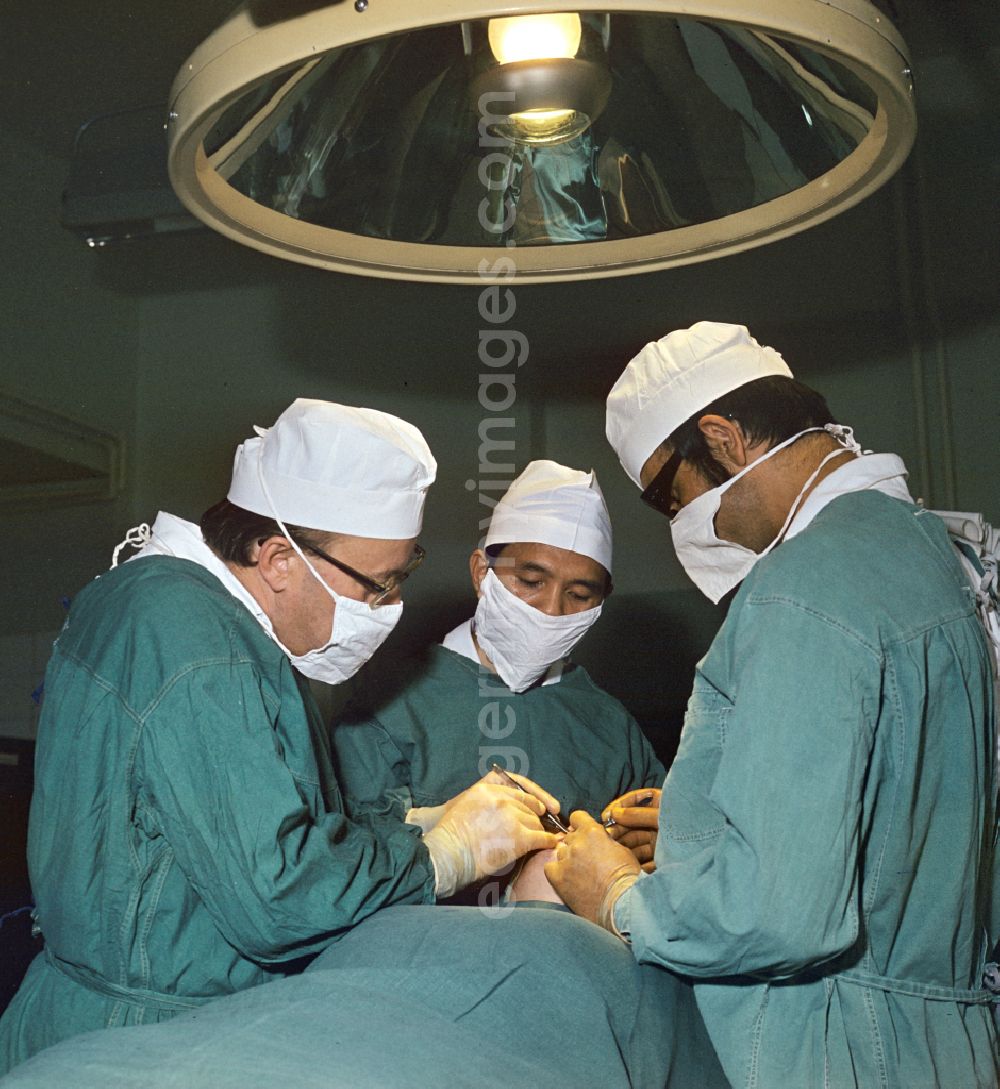 GDR photo archive: Berlin - Professor Dr. Hans Gummel providing patient care in a clinic by operating in an operating room Robert-Roessle-Klinik on Robert-Roessle-Strasse in the district of Buch in Berlin East Berlin in the area of the former GDR, German Democratic Republic