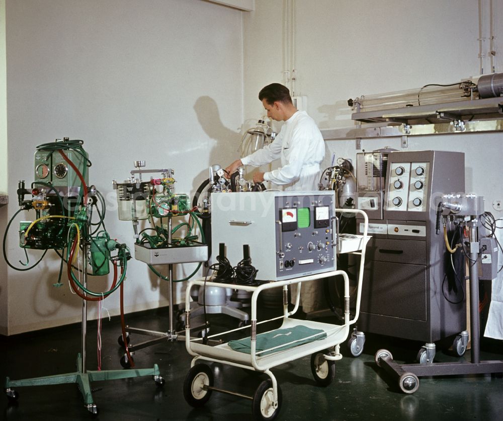 GDR picture archive: Berlin - Patient care with an American ventilator Bird Mark 4 in clinical operation in an intensive care unit of the Friedrichshain Hospital on Landsberger Allee (Leninallee) in the Friedrichshain district of Berlin East Berlin in the territory of the former GDR, German Democratic Republic