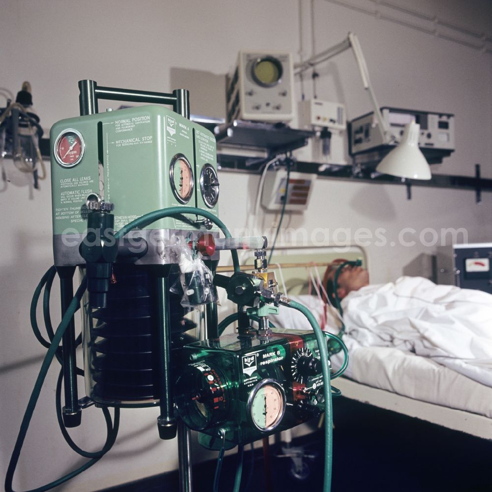 Berlin: Patient care with an American ventilator Bird Mark 4 in clinical operation in an intensive care unit of the Friedrichshain Hospital on Landsberger Allee (Leninallee) in the Friedrichshain district of Berlin East Berlin in the territory of the former GDR, German Democratic Republic